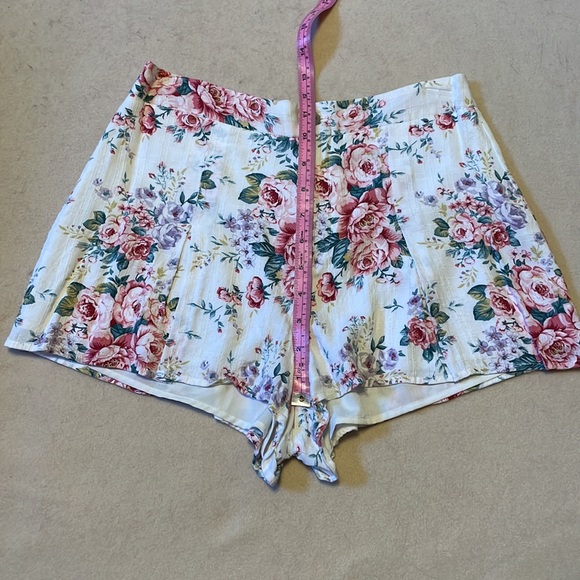 Forever 21 Flowy Lined Pleated White Floral Shorts, Size S - Picture 4 of 6
